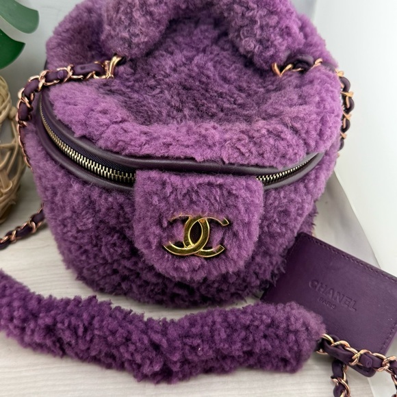 Chanel Plush Purple Shearling Shoulder Bag with miror authenticity certificate. - Picture 2 of 2